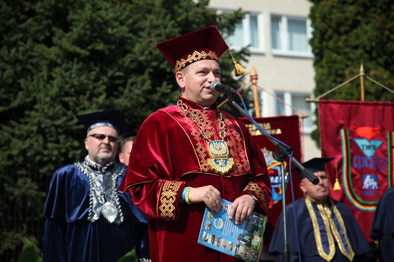 З вітальним словом до колективу звернувся ректор - професор Буяк Богдан Богданович